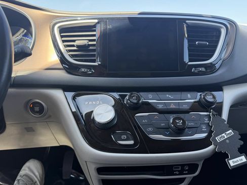 Used 2017 Chrysler Pacifica Touring-L FWD image 14