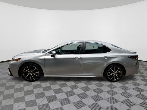 Used 2023 Toyota Camry SE w/ Cold Weather Package FWD image 5