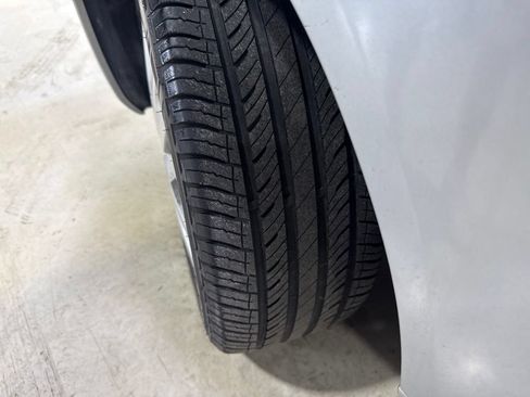 Used 2005 Pontiac Vibe w/ Power Group Value Package FWD image 3