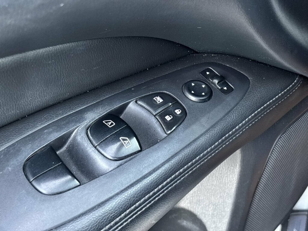 Used 2018 Nissan Pathfinder SL FWD image 39