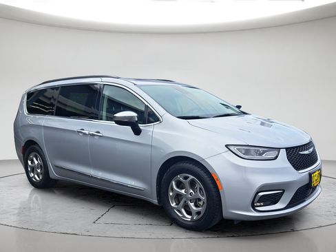 Used 2023 Chrysler Pacifica Limited FWD image 1