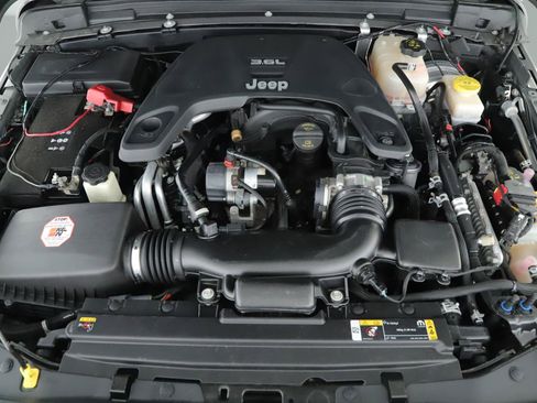 Used 2021 Jeep Wrangler Unlimited Sahara AWD/4WD image 17