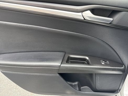 Used 2019 Ford Fusion Energi Titanium FWD image 21