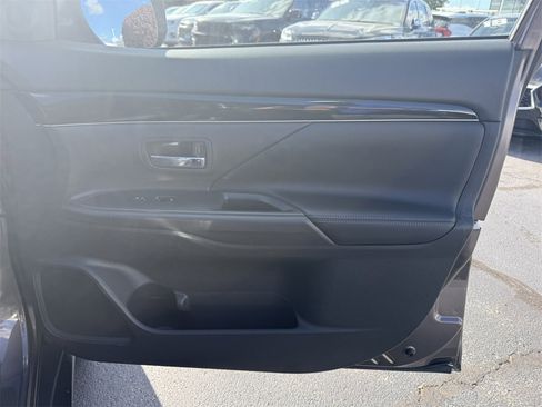 Used 2019 Mitsubishi Outlander SE image 34