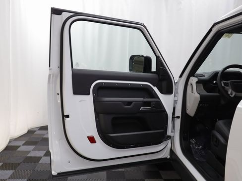 New 2025 Land Rover Defender 90 X-Dynamic SE image 6