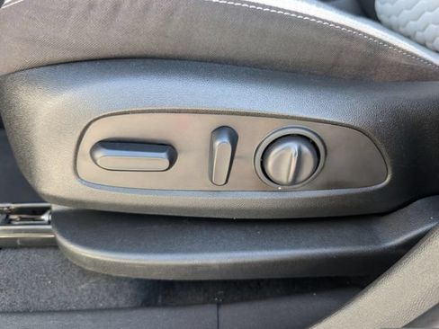 Used 2020 Chevrolet Equinox LT FWD image 18