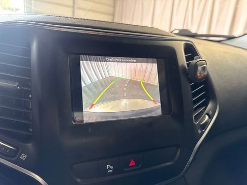 Used 2019 Jeep Cherokee Latitude Plus FWD image 31