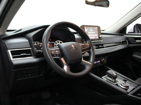 Used 2022 Mitsubishi Outlander ES image 6