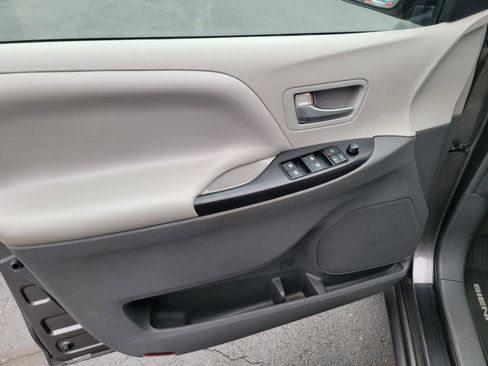 Used 2017 Toyota Sienna LE image 17