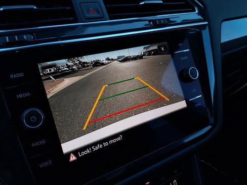 Certified 2022 Volkswagen Tiguan SE R-Line image 31