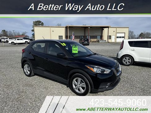 Used 2019 Nissan Kicks S FWD image 2