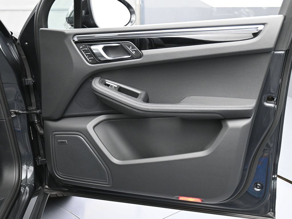 Certified 2026 Porsche Macan AWD/4WD image 28