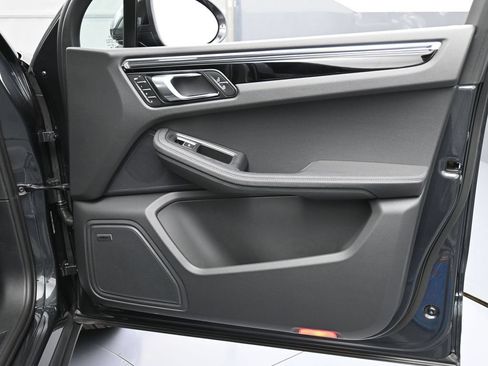 Certified 2026 Porsche Macan AWD/4WD image 28
