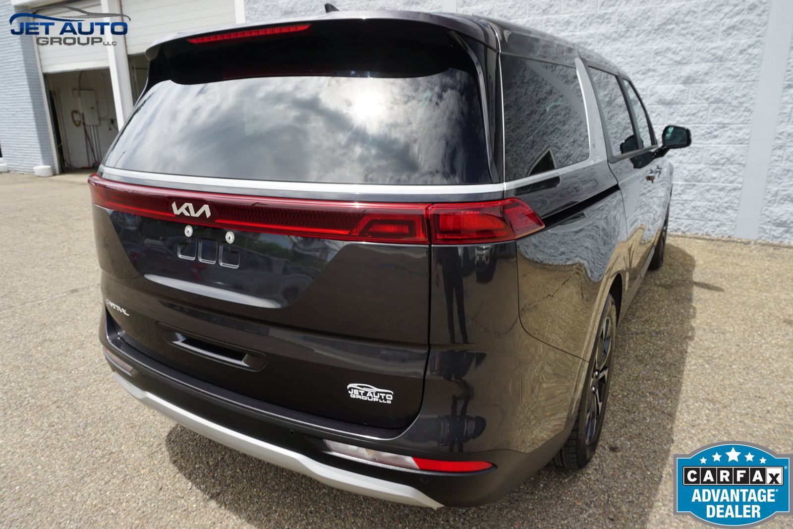 Used 2023 Kia Carnival EX FWD image 11