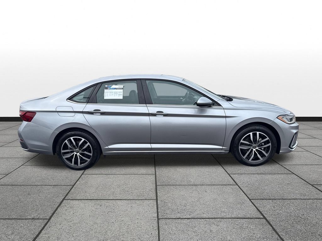 Used 2025 Volkswagen Jetta SE FWD image 6