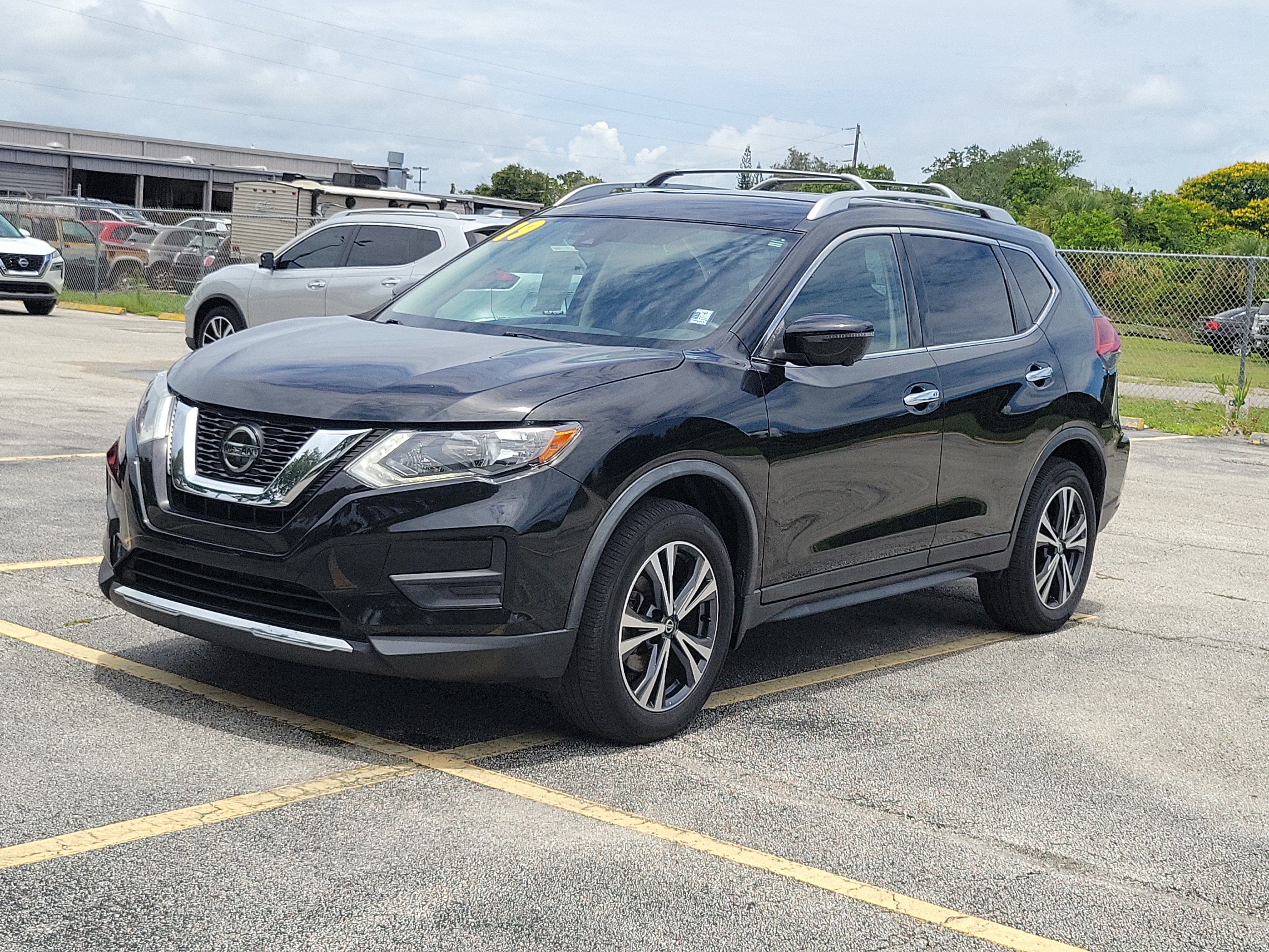 Used 2019 Nissan Rogue SV w/ Premium Package FWD image 2