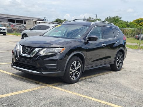 Used 2019 Nissan Rogue SV w/ Premium Package FWD image 2