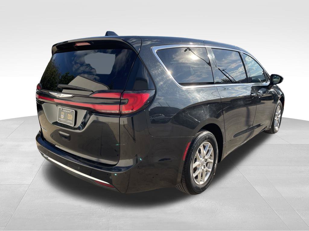 Used 2023 Chrysler Pacifica Touring-L FWD image 5