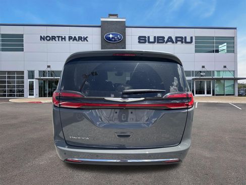 Used 2023 Chrysler Pacifica Touring-L FWD image 3