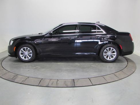 Used 2020 Chrysler 300 Touring image 4