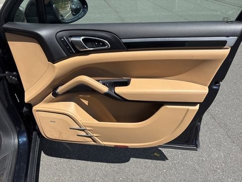 Used 2016 Porsche Cayenne S image 22