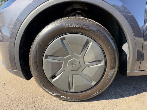 Used 2026 Tesla Model Y 2WD image 9