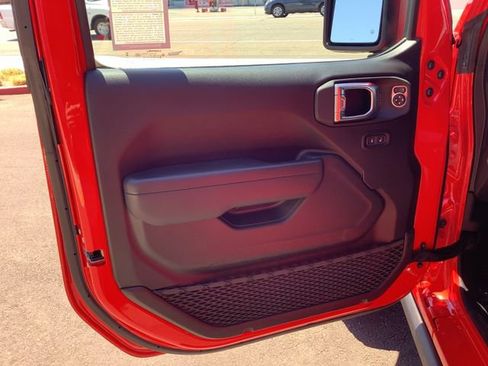 Used 2025 Jeep Wrangler Unlimited Rubicon w/ Convenience Group AWD/4WD image 9