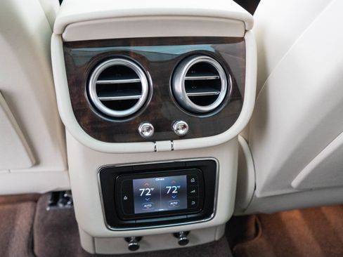 Used 2017 Bentley Bentayga image 35