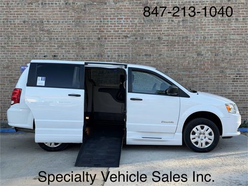 Used 2019 Dodge Grand Caravan SE image 4