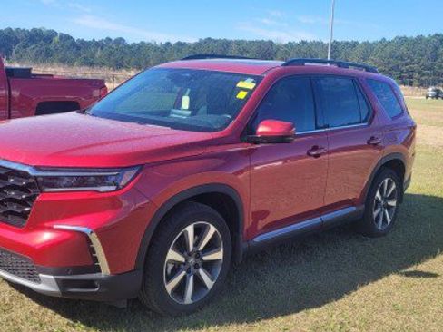 Used 2025 Honda Pilot Touring image 2