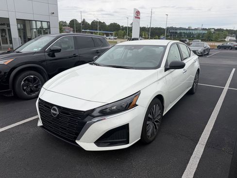 Used 2025 Nissan Altima 2.5 SV FWD image 3