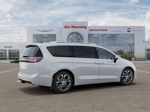 New 2026 Chrysler Pacifica Pinnacle w/ Trailer Tow Group AWD/4WD image 4