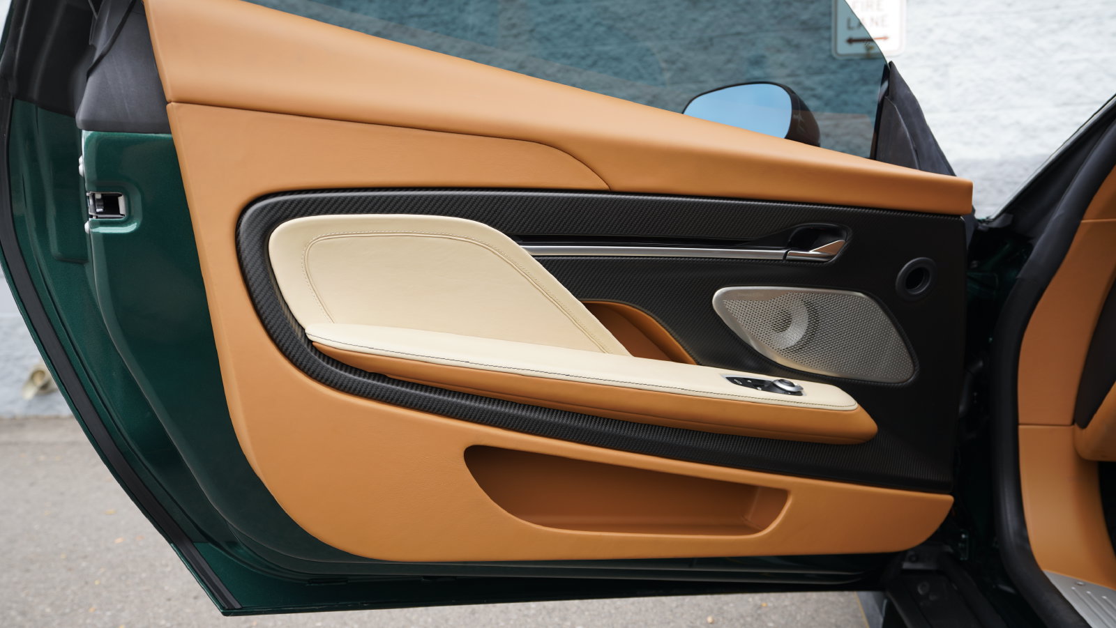 Used 2025 Aston Martin Vanquish RWD image 30