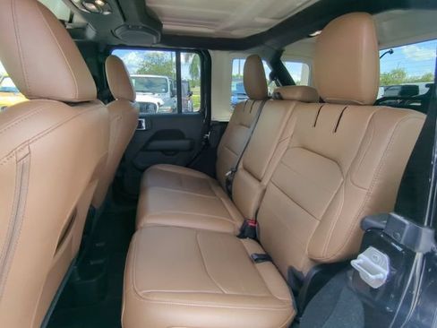 Used 2022 Jeep Wrangler Unlimited Sahara AWD/4WD image 15