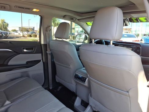 Used 2018 Toyota Highlander AWD V6 image 14