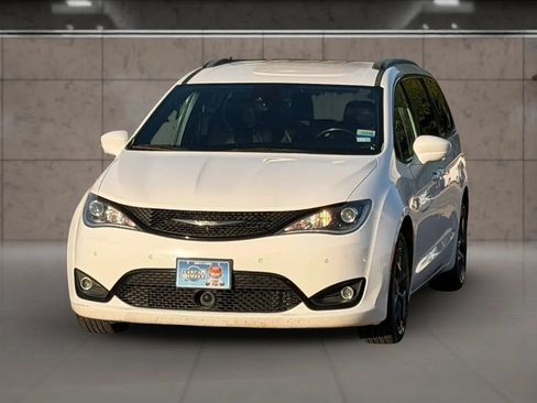 Used 2019 Chrysler Pacifica Touring-L Plus w/ Advanced Safetytec Group FWD image 4