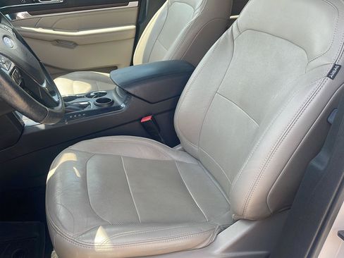 Used 2018 Ford Explorer Limited w/ Equipment Group 301A FWD image 2