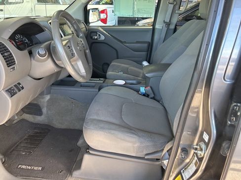 Used 2018 Nissan Frontier SV image 9
