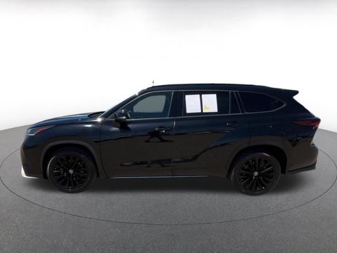 Used 2024 Toyota Highlander XSE FWD image 9