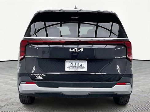 Used 2025 Kia Carnival image 4