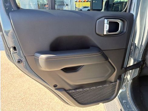 Used 2025 Jeep Wrangler Unlimited Sahara AWD/4WD image 34