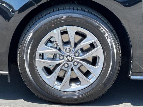 Certified 2026 Toyota Sienna LE FWD image 33