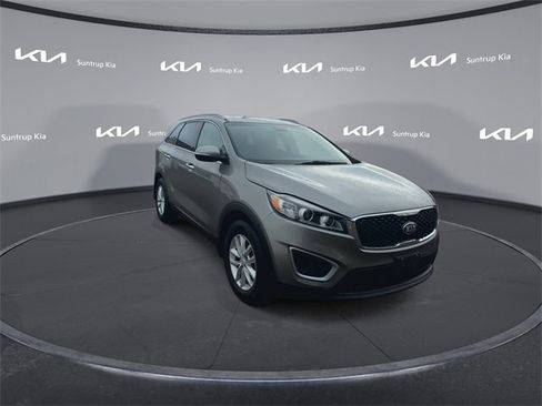 Used 2018 Kia Sorento LX image 2