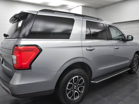 Used 2023 Ford Expedition XLT image 9