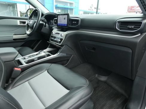 Used 2022 Ford Explorer XLT w/ Equipment Group 202A AWD/4WD image 15