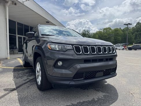 Used 2024 Jeep Compass Latitude AWD/4WD image 7