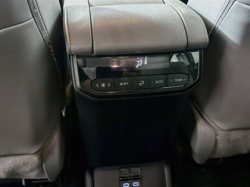 Used 2024 Toyota Highlander XLE AWD/4WD image 27
