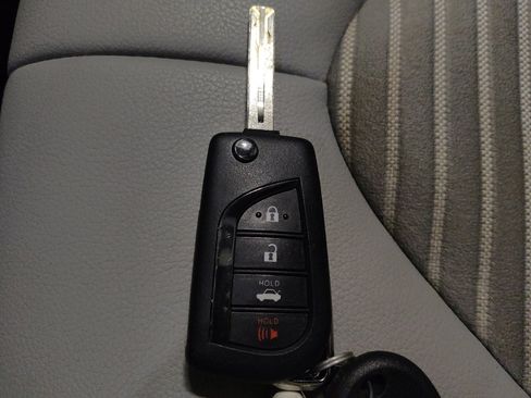 Used 2022 Toyota Camry SE FWD image 32