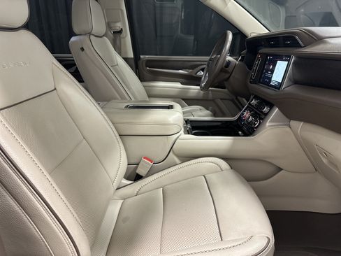Used 2022 GMC Yukon XL Denali w/ Denali Premium Package AWD/4WD image 34