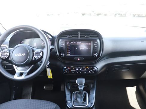 Used 2025 Kia Soul LX w/ LX Technology Package FWD image 14
